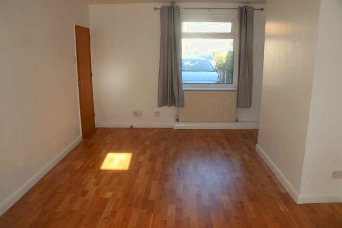 4 Bedroom Semi-Detached House To Rent In Olyffe Avenue, Welling, DA16