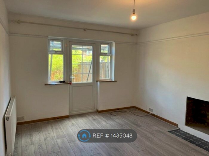 2 Bedroom Flat To Rent In Hampton Road, Teddington, TW11