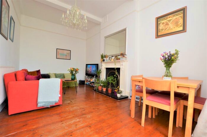 3 Bedroom Flat To Rent In Newlands Park London, SE26