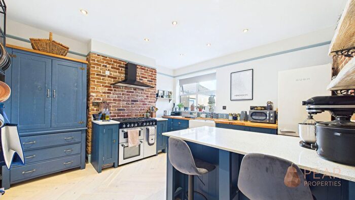 2 Bedroom Flat For Sale In Navarino Road, Worthing, BN11