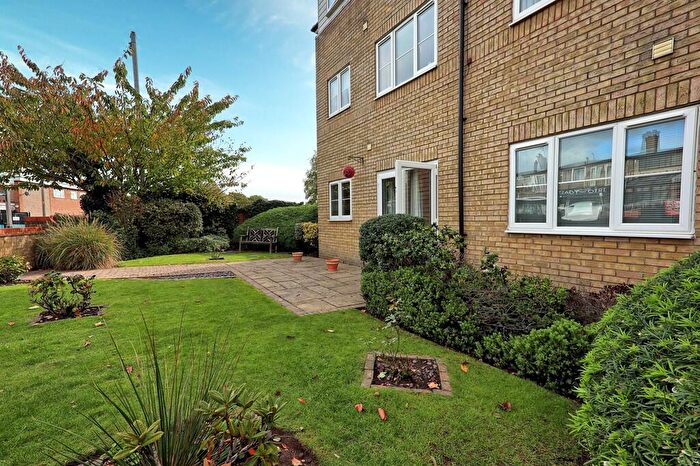 2 Bedroom Apartment For Sale In Willow Lodge, Thundersley, SS7