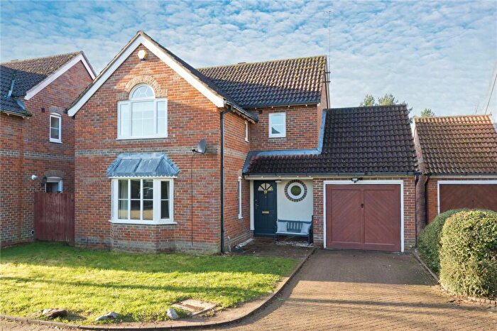 3 Bedroom Detached House To Rent In Staniland Drive, Weybridge, Surrey, KT13