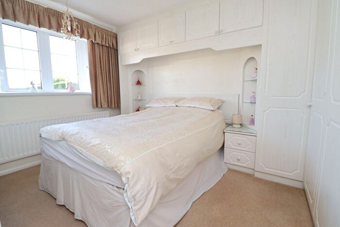 2 Bedroom Detached Bungalow For Sale In Grayson Close, Ravenfield, Rotherham, S65