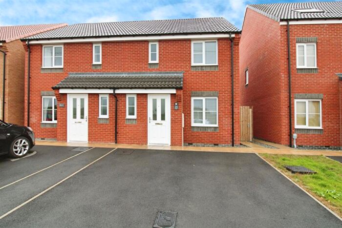 3 Bedroom Semi-Detached House For Sale In Biddlestone Close, Kingswood, HU7