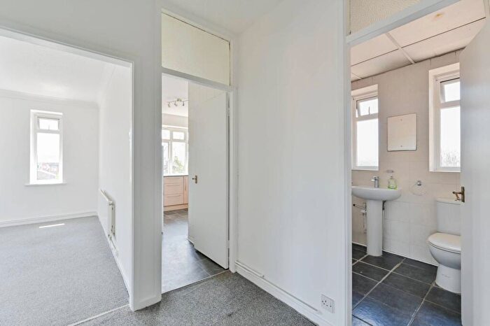 3 Bedroom Flat To Rent In London Road, Mitcham, CR4