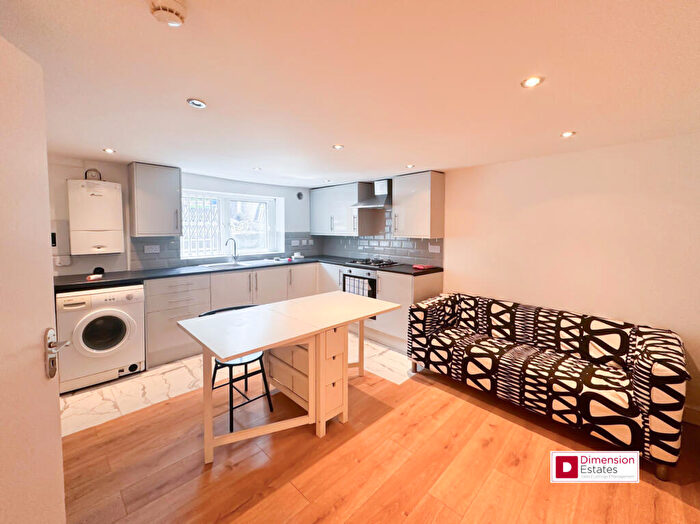 3 Bedroom Maisonette To Rent In Stoke Newington, Hackney, London, Stoke Newington, N16