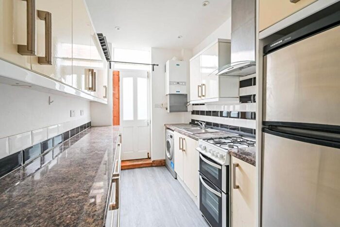 2 Bedroom Flat To Rent In Grove Road, , Mile End, London, E3