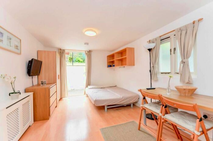 Studio To Rent In West Cromwell Road, Earls Court, London, SW5
