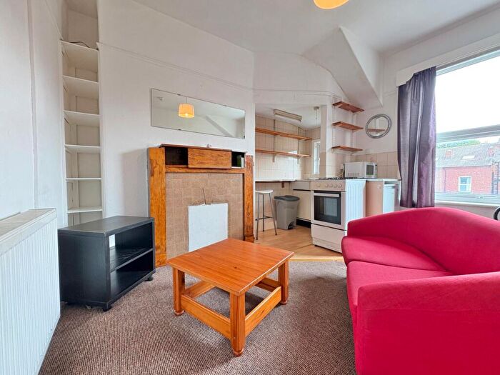 Flat To Rent In Kelso Road, Hyde Park, Leeds, LS2