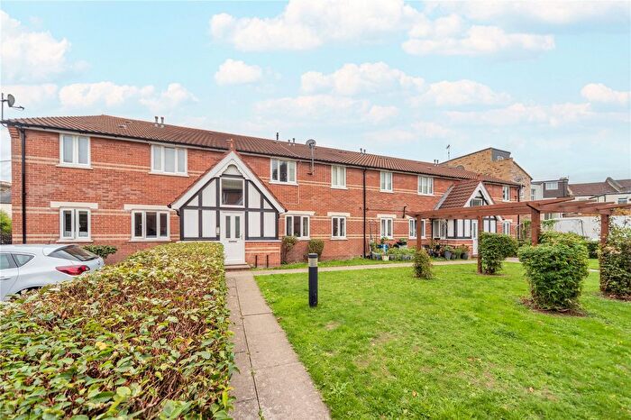 1 Bedroom Flat For Sale In Haynes Close, London, N11