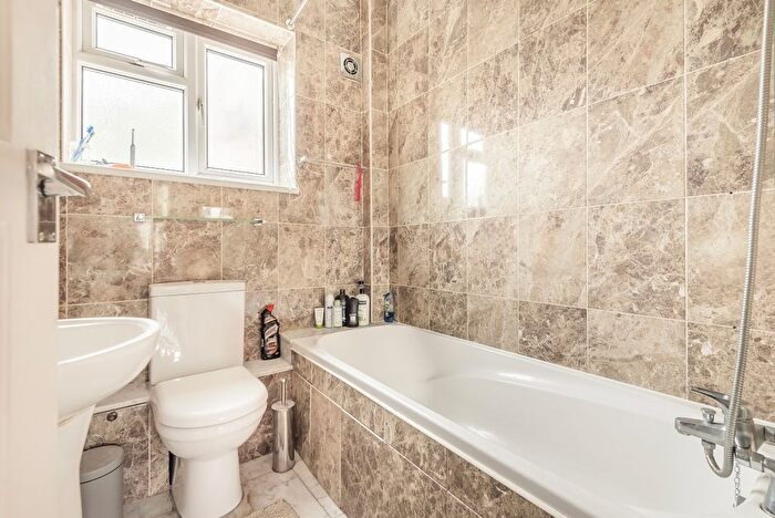 2 Bedroom Flat To Rent In Kings Avenue, London, SW4