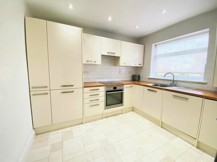 2 Bedroom Maisonette To Rent In Linden Close, Southgate, N14