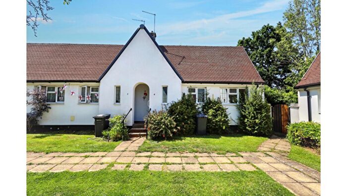 1 Bedroom Bungalow For Sale In Wyllyotts Close, Potters Bar, Hertfordshire, EN6