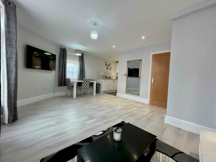 1 Bedroom Flat To Rent In High Street, Epsom, KT19