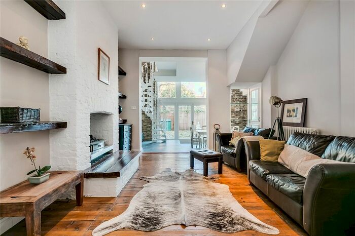 2 Bedroom Flat To Rent In Frithville Gardens, London, W12