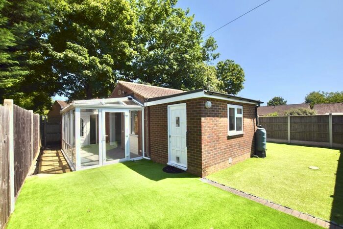 2 Bedroom Detached Bungalow To Rent In Evenlode Way, Sandhurst, Berkshire, GU47