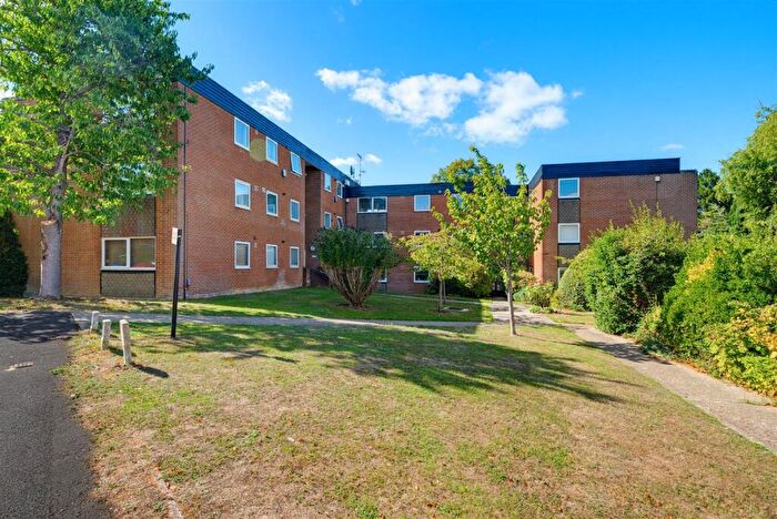 2 Bedroom Flat For Sale In Rosetrees, Guildford, GU1