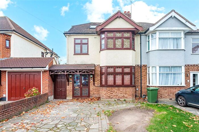 4 Bedroom Semi Detached House For Sale In Ravenscourt Grove, Hornchurch, RM12