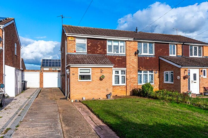 3 Bedroom Semi Detached House For Sale In Farnham Drive, Rushden, NN10
