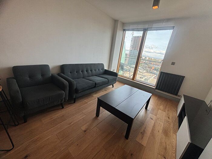 2 Bedroom Flat To Rent In Jefferson Place, Fernie Street, Green Quarter, M4