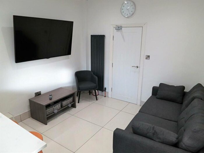 5 Bedroom Semi-Detached House To Rent In £pppw Wellington Road, Fallowfield, M14