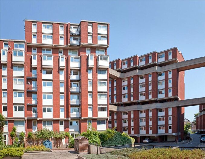 3 Bedroom Apartment To Rent In Crayford Road, Holloway, London, N7