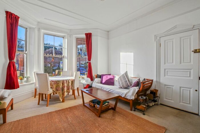 2 Bedroom Flat To Rent In B, Hillside Gardens, Highgate, N6