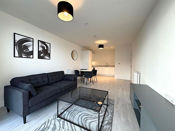 1 Bedroom Flat To Rent In Hayes Village, Hayes, UB3