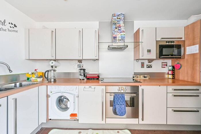 2 Bedroom Flat To Rent In Proton Tower, Docklands, London, E14