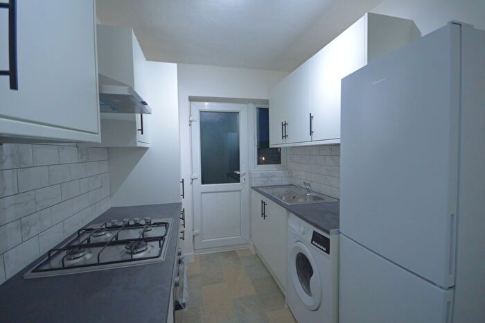 2 Bedroom Flat To Rent In Queens Court, Kenton Lane, Harrow, HA3