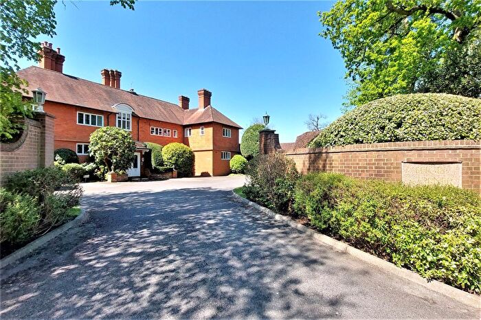 1 Bedroom Flat For Sale In Leigh Corner, Cobham, Surrey, KT11