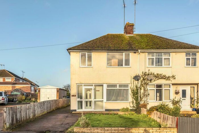 3 Bedroom Semi-Detached House To Rent In Pinhill Road, Banbury, OX16