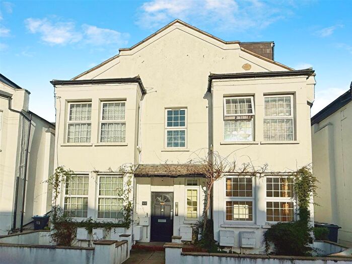 1 Bedroom Flat For Sale In Robinson Road, Colliers Wood, SW17