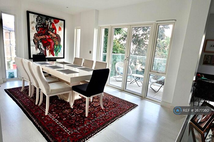 3 Bedroom Flat To Rent In Middleton Way, London, SE13