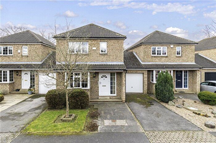 3 Bedroom Link Detached House For Sale In St. Helens Close, Leeds, West Yorkshire, LS16