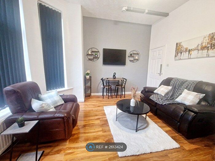 3 Bedroom Flat To Rent In Polygon Road, Manchester, M8