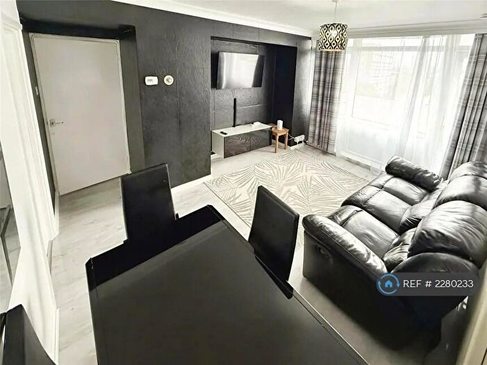 1 Bedroom Flat To Rent In Marchwood Close, London, SE5