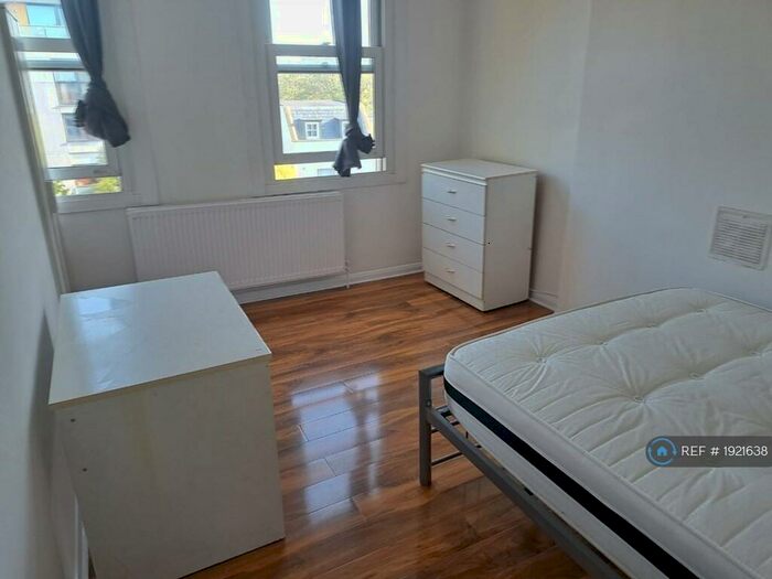 2 Bedroom Flat To Rent In Lewisham Way, New Cross, SE14