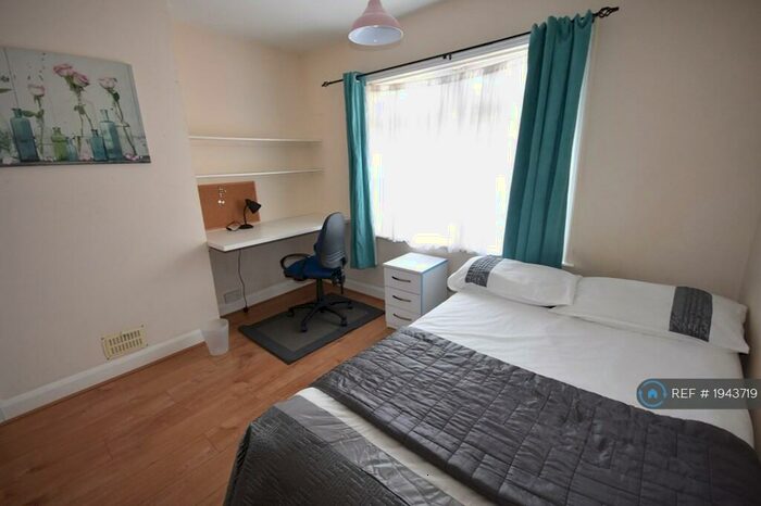 4 Bedroom Semi-Detached House To Rent In Begonia Road, Southampton, SO16