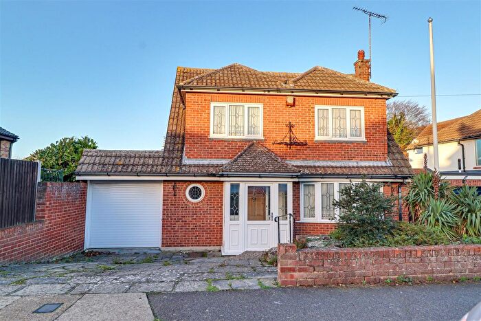2 Bedroom Detached House For Sale In St. Davids Drive, Leigh-On-Sea, SS9