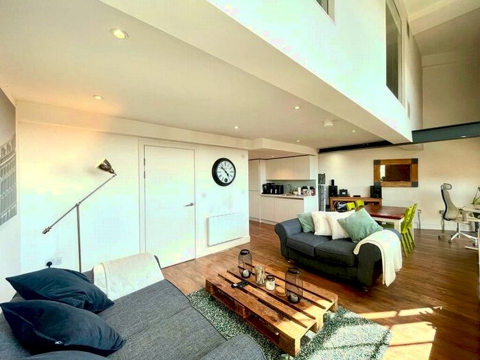 2 Bedroom Flat To Rent In Crispin Lofts, Leeds, West Yorkshire, Uk, LS2