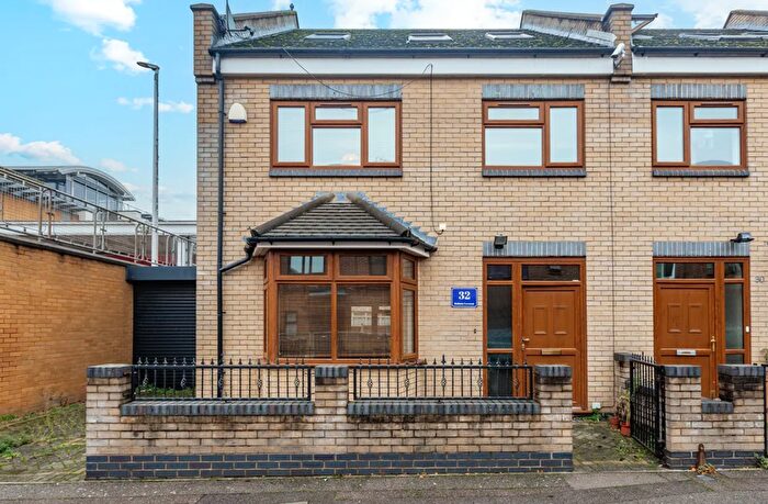 4 Bedroom Detached House For Sale In Robinia Crescent, Leyton, E10