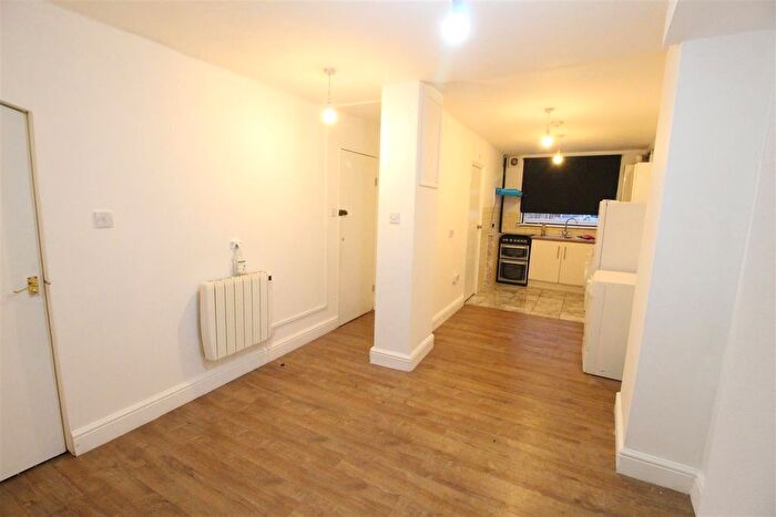 3 Bedroom Flat To Rent In St. Mary Road, Walthamstow, E17