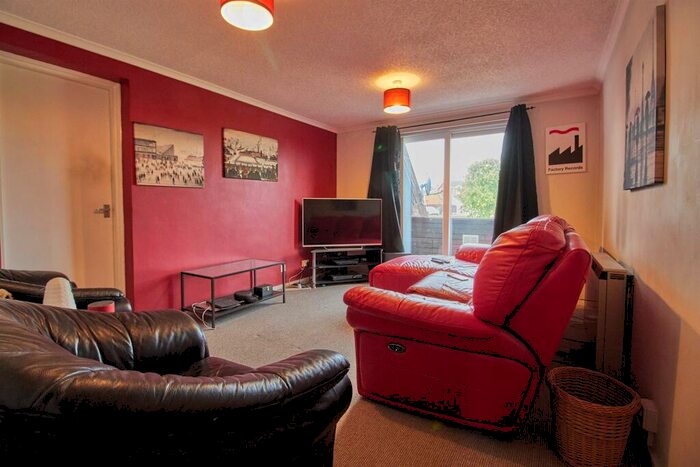 2 Bedroom Flat For Sale In Clifton Court, Hinckley, LE10