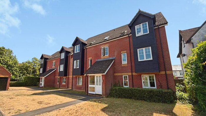 2 Bedroom Flat To Rent In Harbury Court, Newbury, RG14