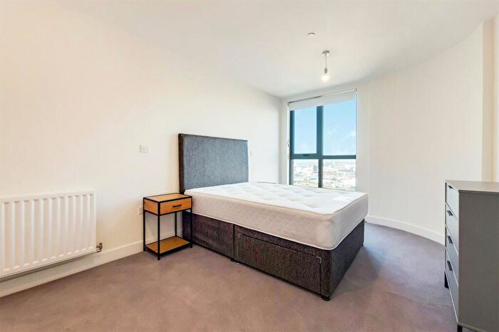 2 Bedroom Apartment To Rent In Green Street, London, NW10