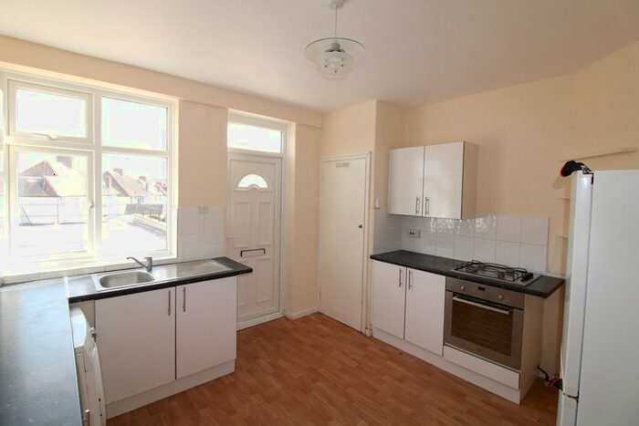3 Bedroom Flat To Rent In Fairway, Petts Wood, Orpington, BR5