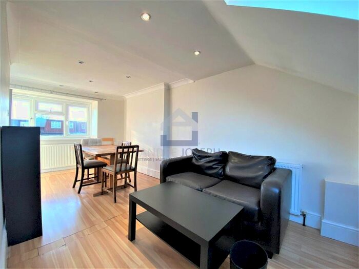 3 Bedroom Flat To Rent In Montana Road, Tooting Bec, London, SW17