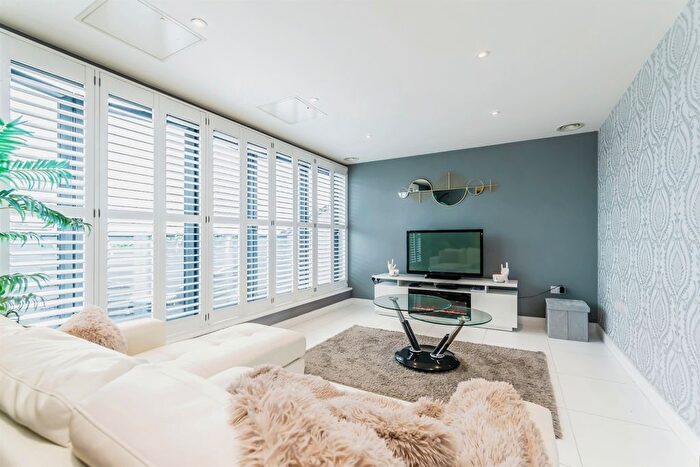 2 Bedroom Flat For Sale In Cantelupe Road, East Grinstead, RH19
