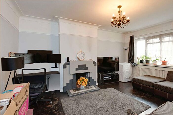 2 Bedroom Flat To Rent In Twyford Avenue, London, W3